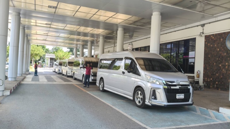รถตู้รับส่งผู้โดยสารที่สนามบินเลย
